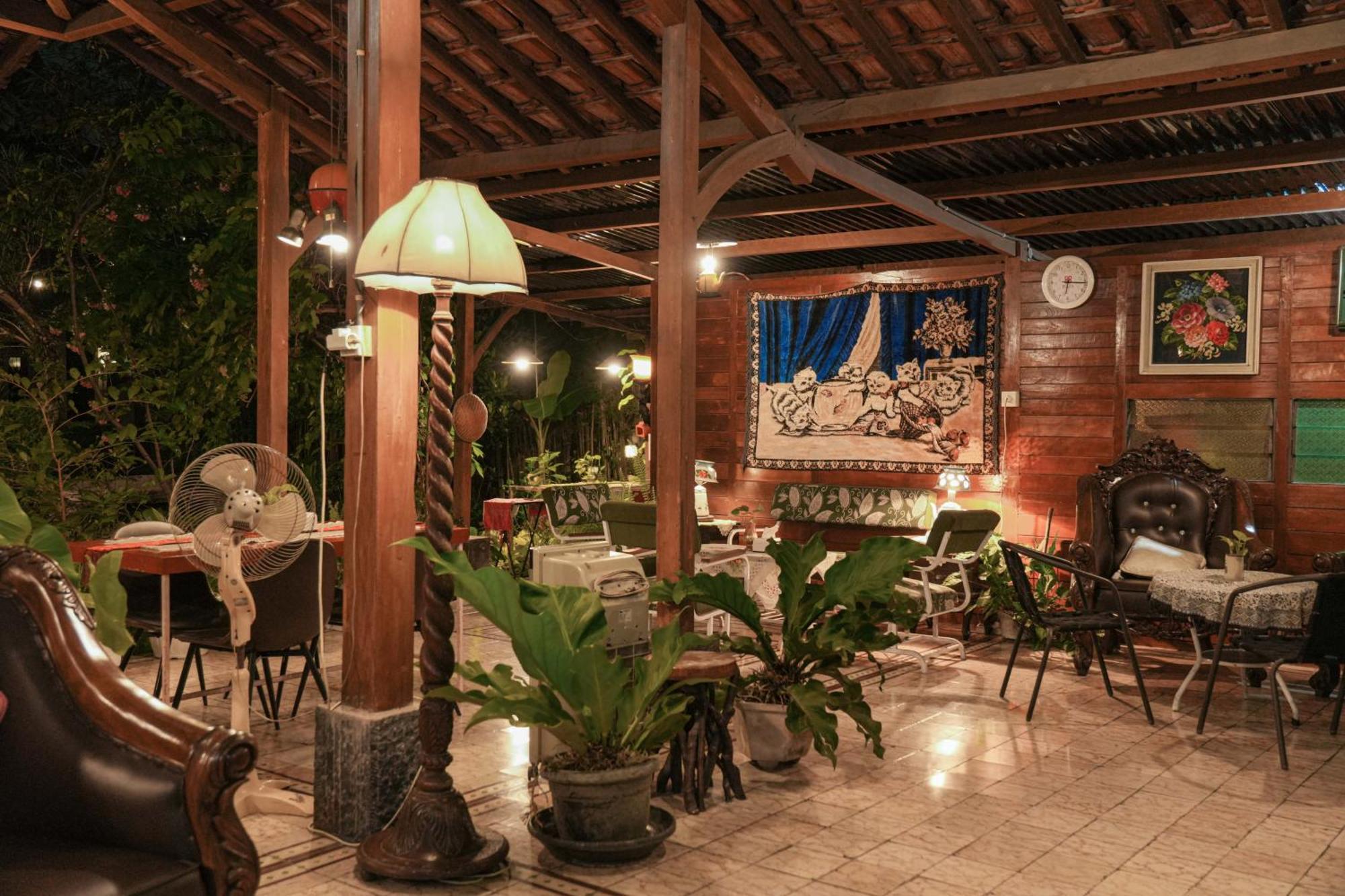 Djajanti House Bed & Breakfast Semarang Exterior photo