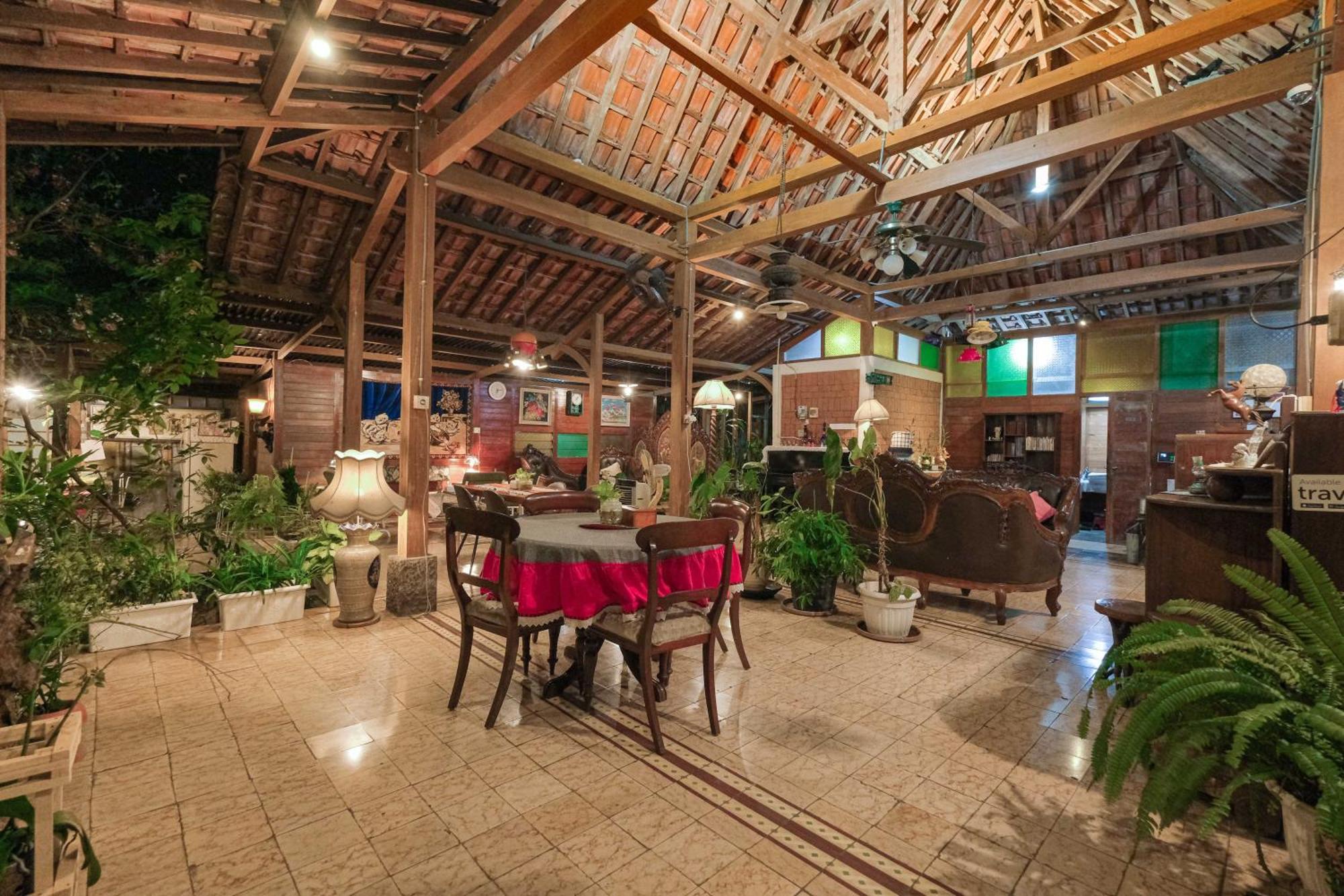 Djajanti House Bed & Breakfast Semarang Exterior photo