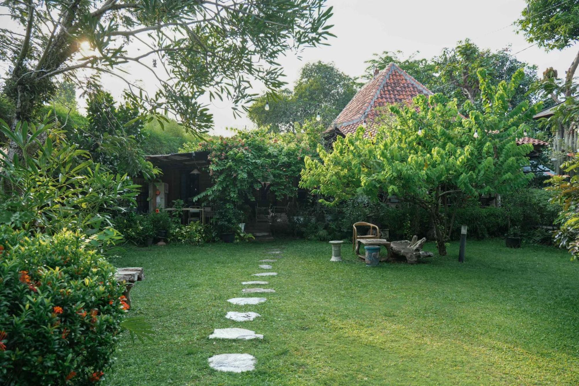 Djajanti House Bed & Breakfast Semarang Exterior photo