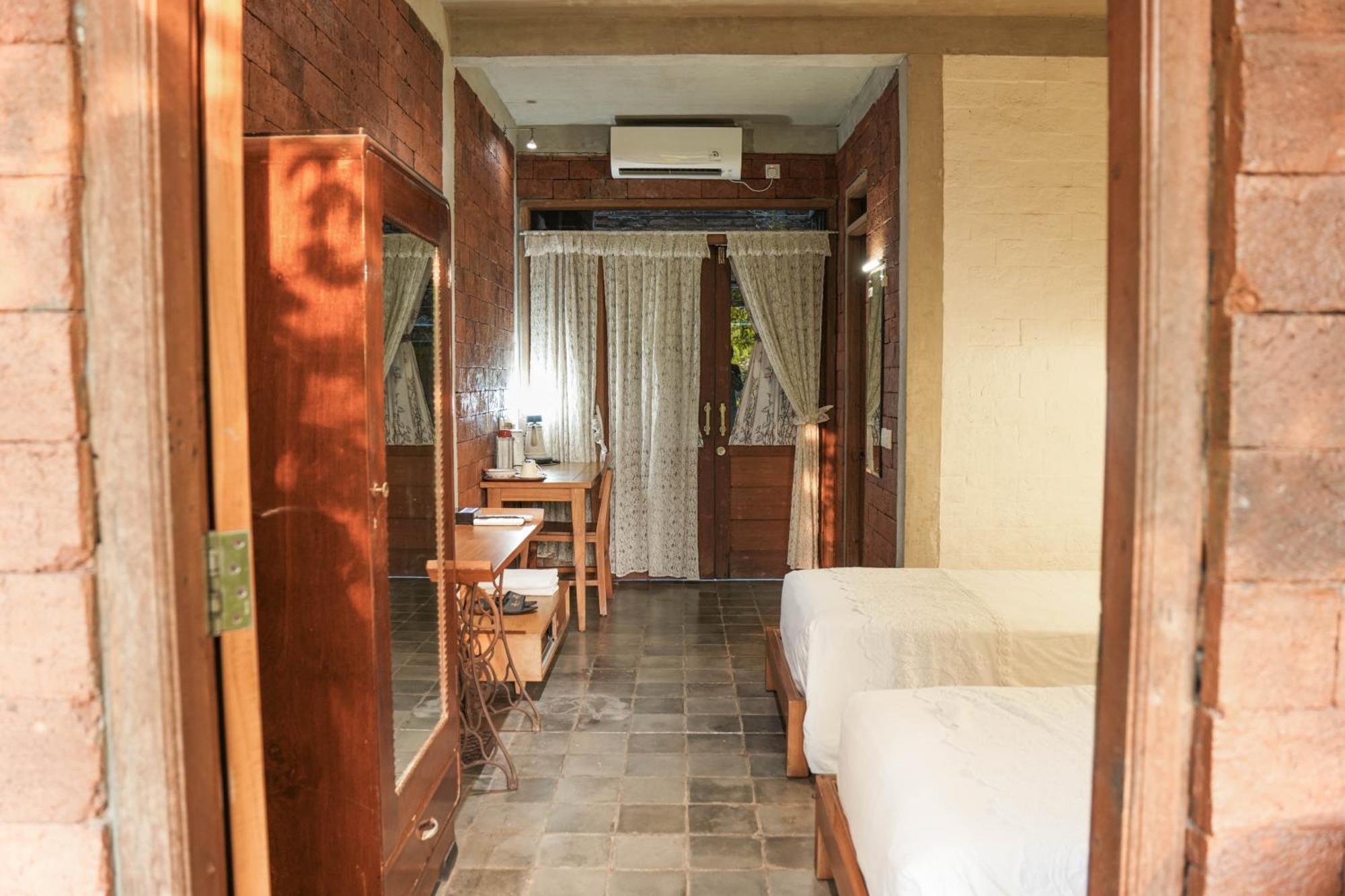 Djajanti House Bed & Breakfast Semarang Exterior photo